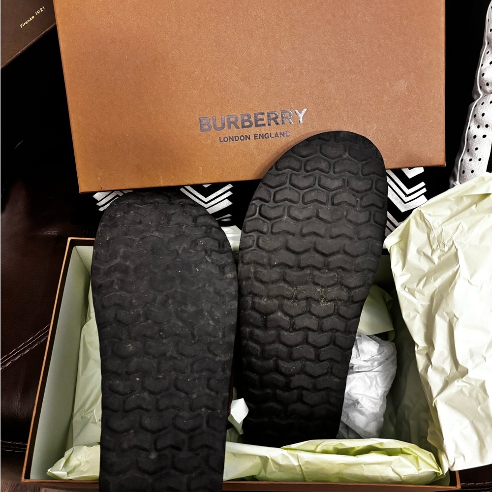MENS BURBERRY SLIDES 
SIZE:11